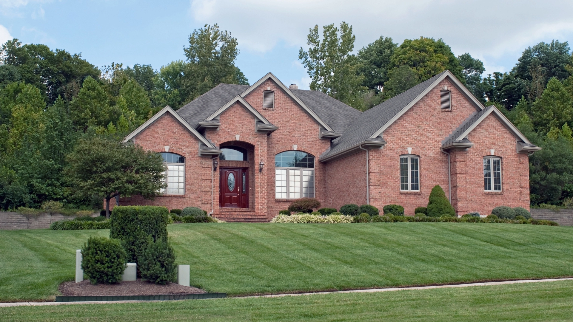 A large brick home with a freshly mowed lawn by our team in Leesburg, VA. 